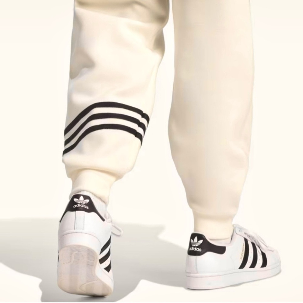 NWT ADIDAS - Original Neuclassics Sweat Pants with Classic 3 Stripes - Picture 2 of 6